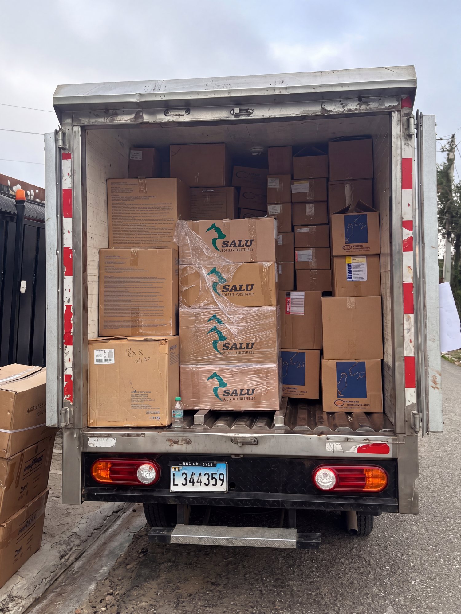 Camión de reparto cargado con cajas de productos veterinarios SALU